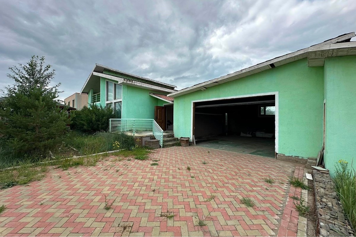 Хужирбуланд 2 давхар хувийн сууц худалдана.