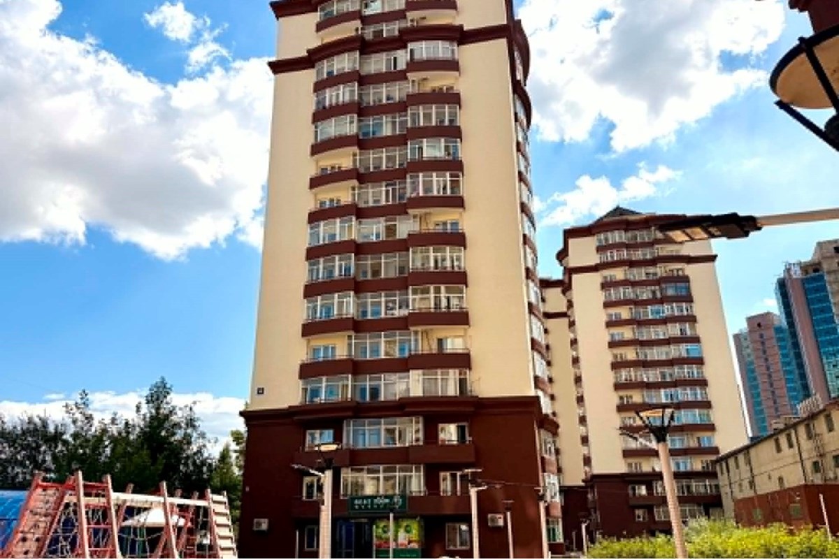 Баруун 4-н зам Голомт хотхонд 2 байр худалдана.