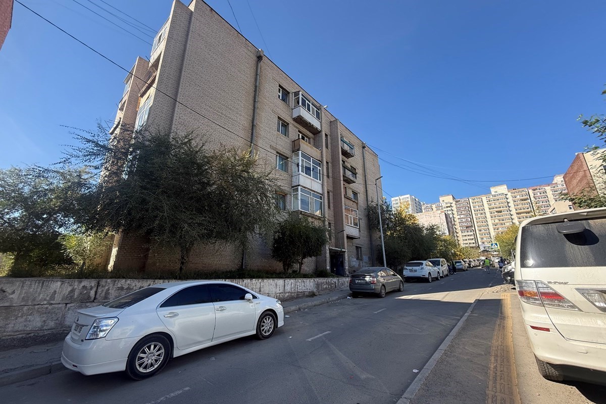 Бзд 15 хороолол 3 өрөө орон сууцыг худалдана.
