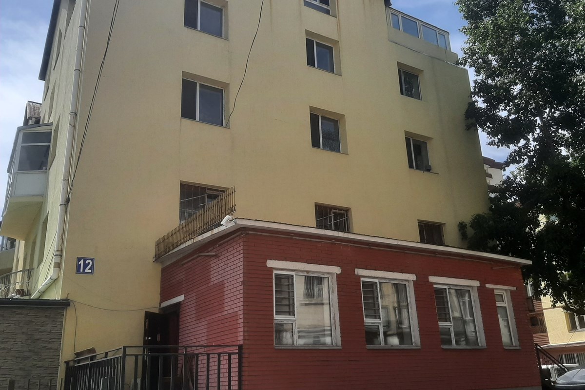 Хотын төвд Guest house худалдана.