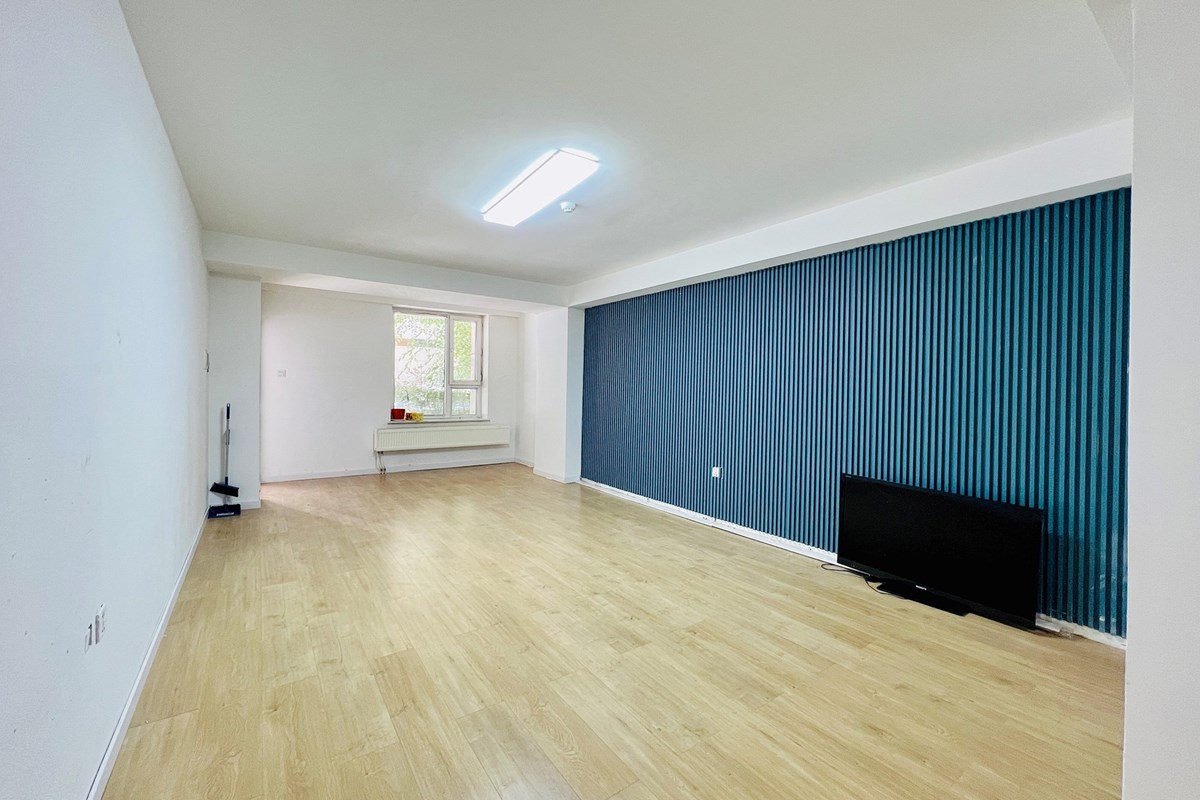 82.75m² retail space for sale — 8