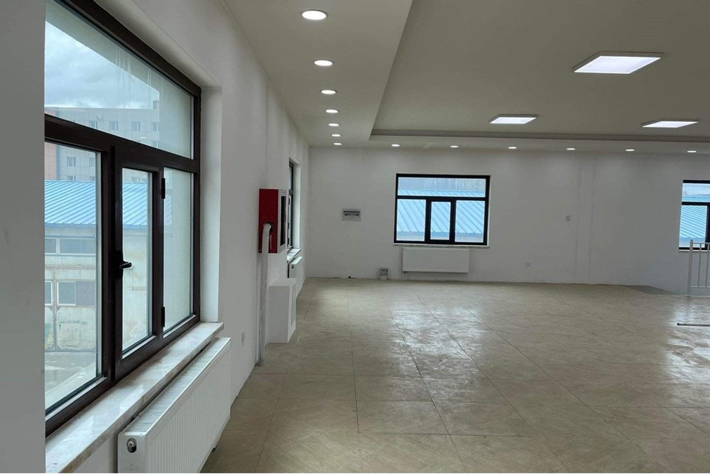 130m² retail space for sale — 10