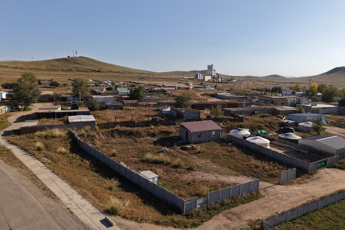 Хөтөл сум зам дагуу 800 мкв газар худалдана