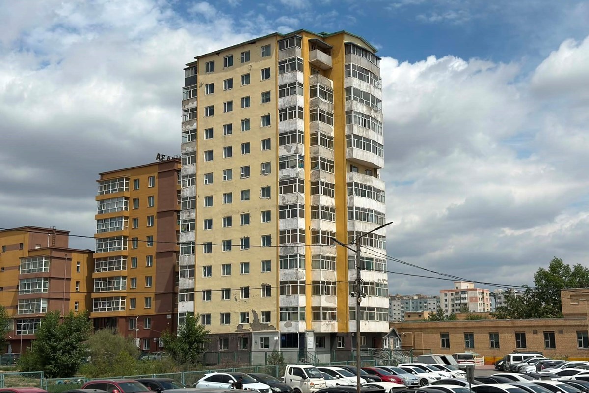 1-р хороолол 40-р байранд 3 өрөө худалдана.