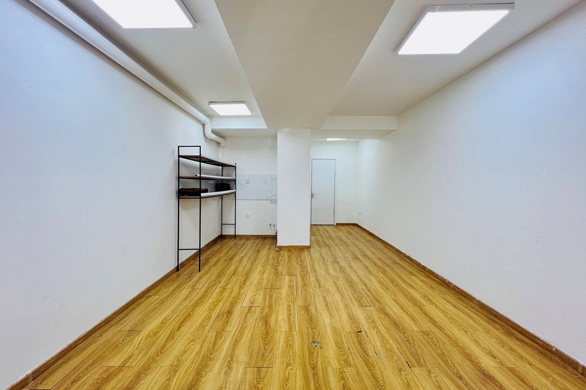 82.75m² retail space for sale — 12
