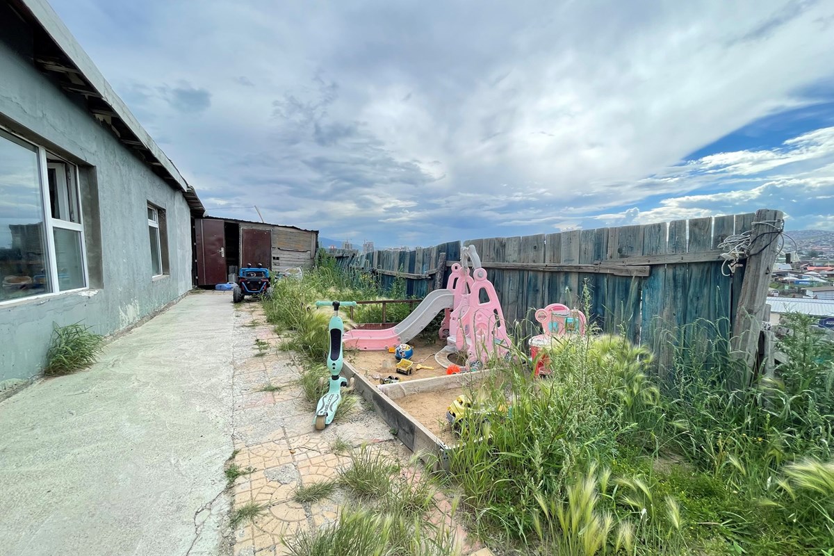 yard house for sale — 3