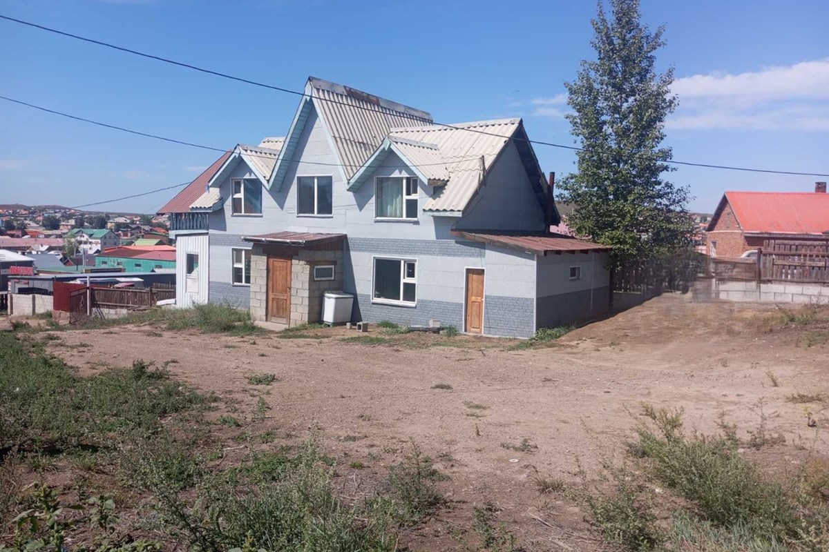 Дархан, Төв зам дагуух 572м² газартай хувийн сууц