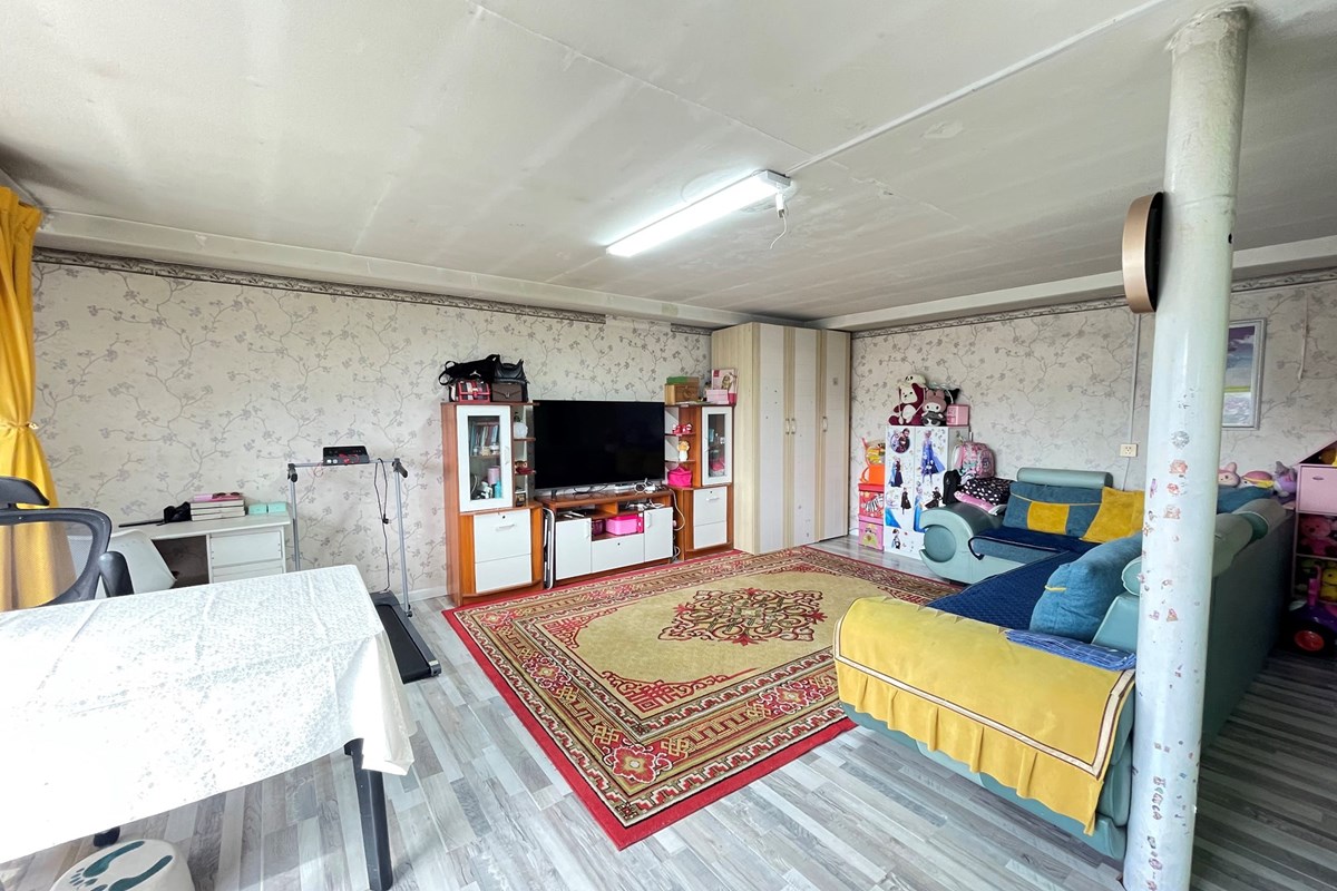 yard house for sale — 5