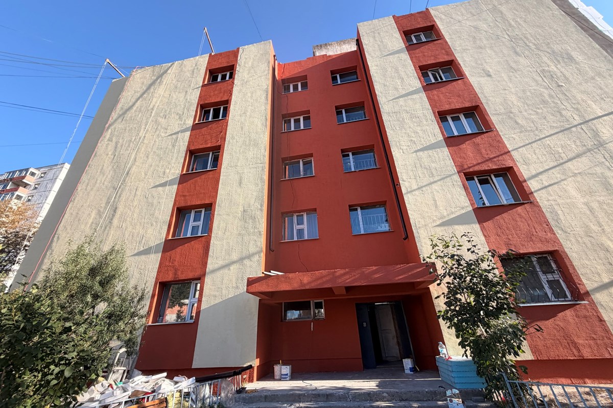 24-р сургуулийн баруун талд 1 өрөө түрээслүүлнэ.