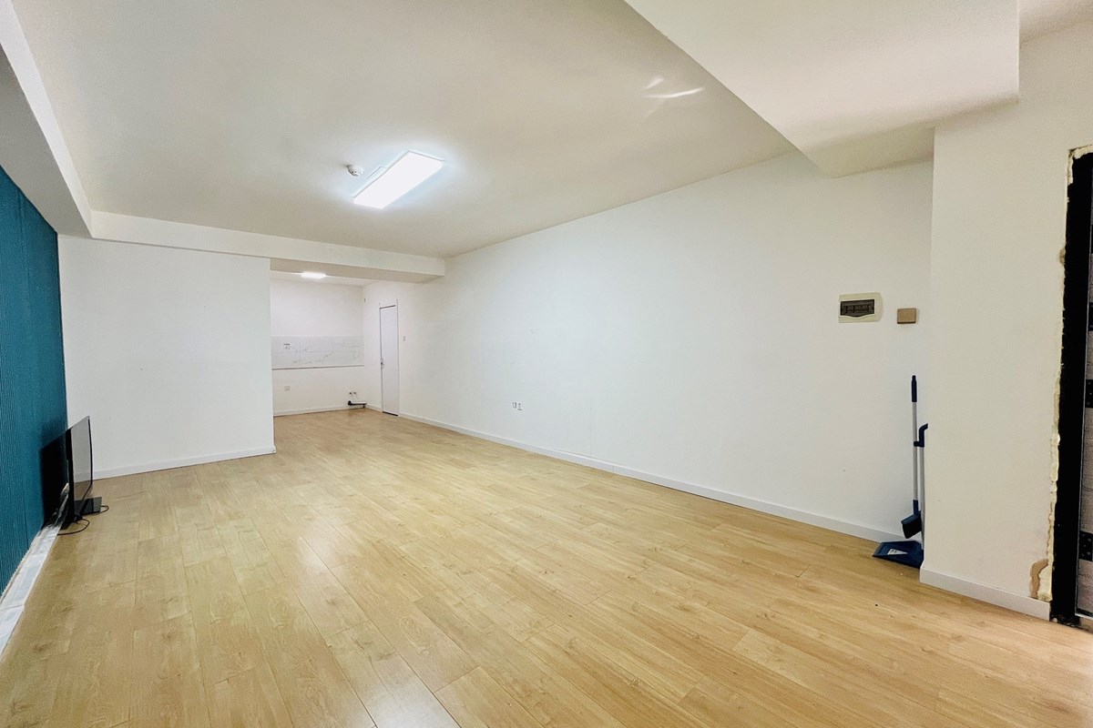 82.75m² retail space for sale — 3