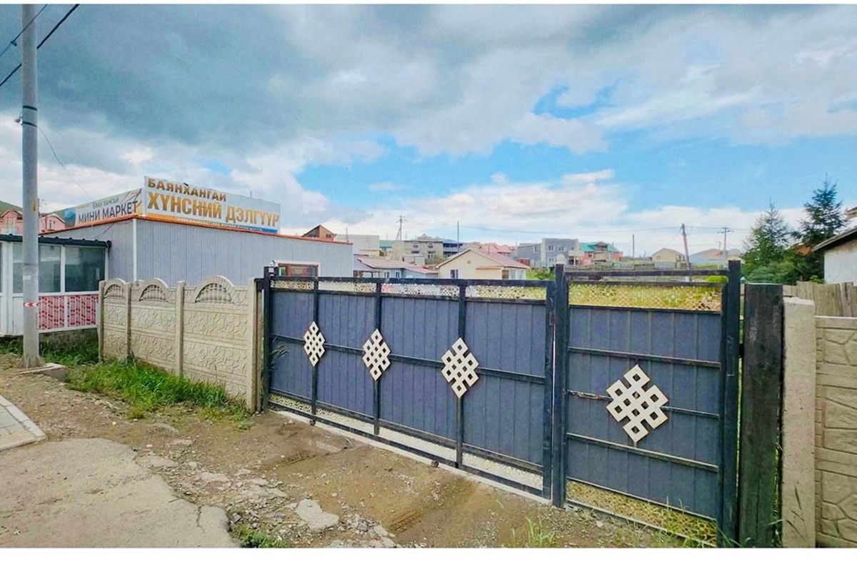 БЗД, Улиастайд 8 нэрийн дэлгүүр худалдана