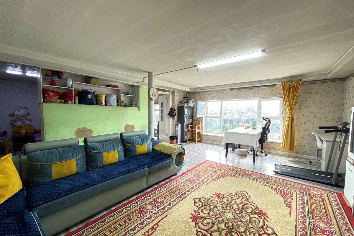 yard house for sale — 4