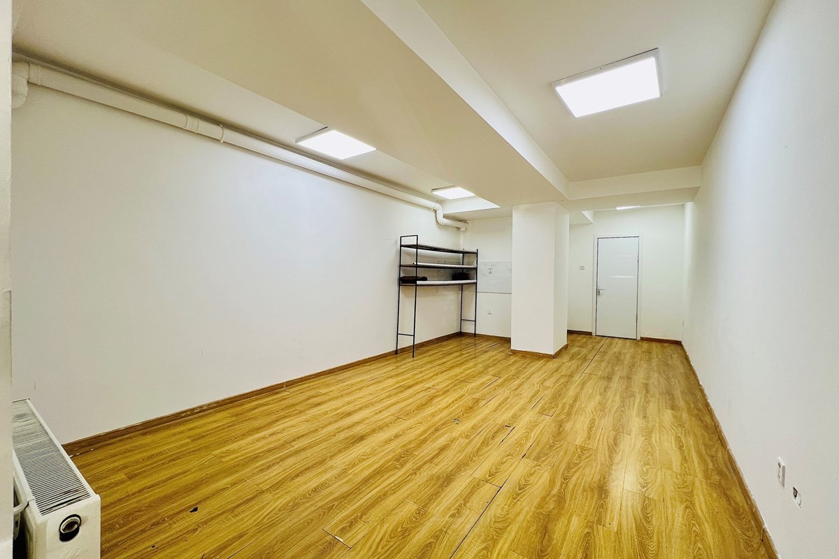 82.75m² retail space for sale — 11