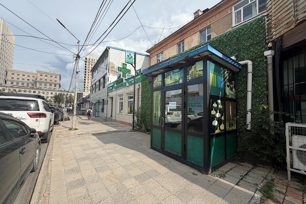Ард кино театрын хажууд талбай