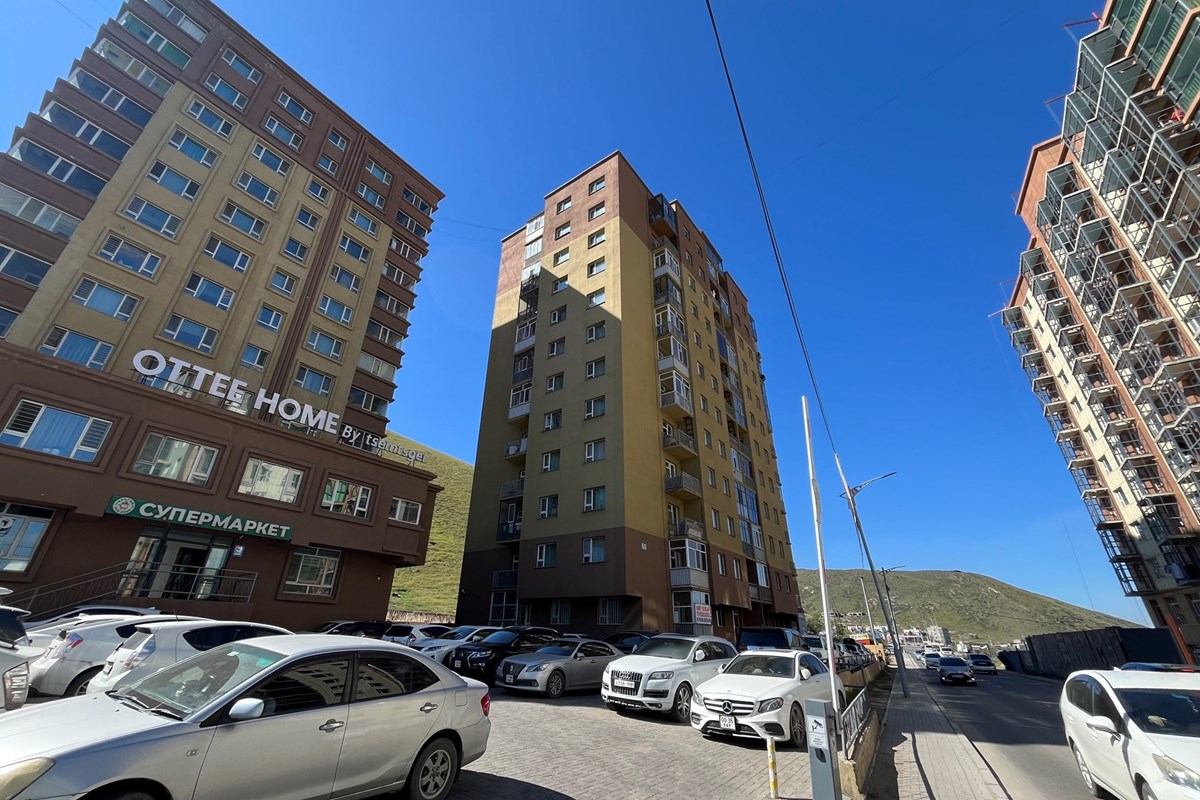 Астратаунд 76 мкв 3 өрөө байр худалдана.