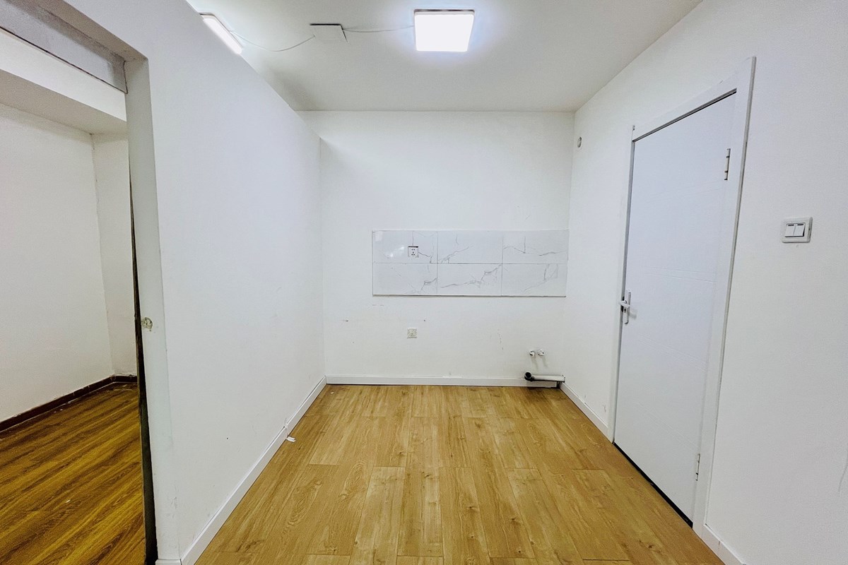 82.75m² retail space for sale — 4
