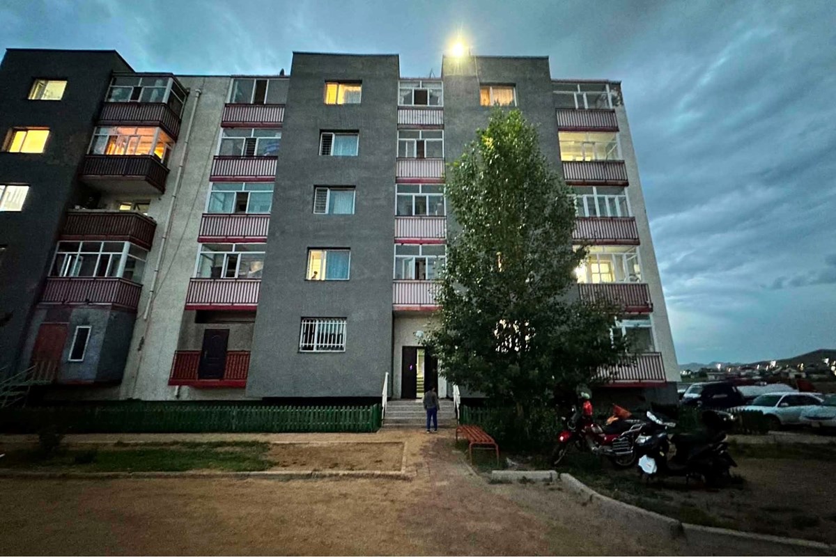 БЗД 11 хороо Ургах наранд 2 өрөө байр зарна..