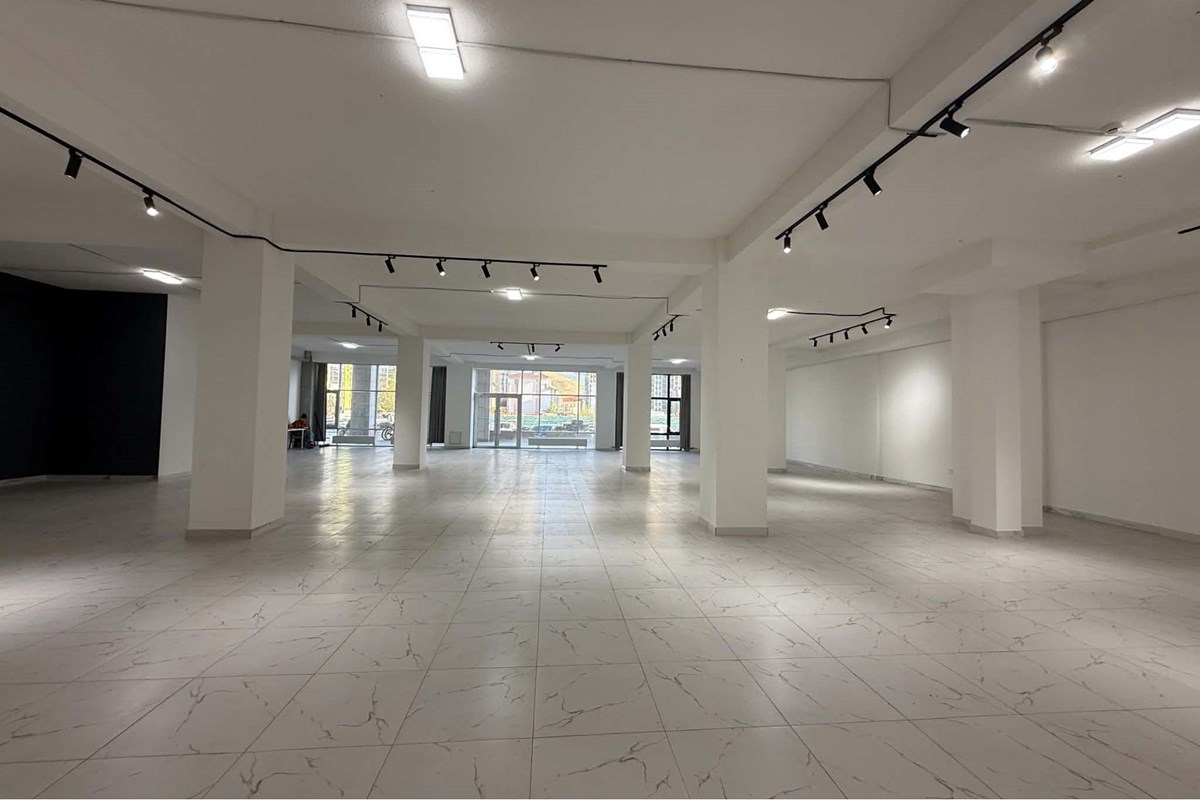 343m² retail space for sale — 8