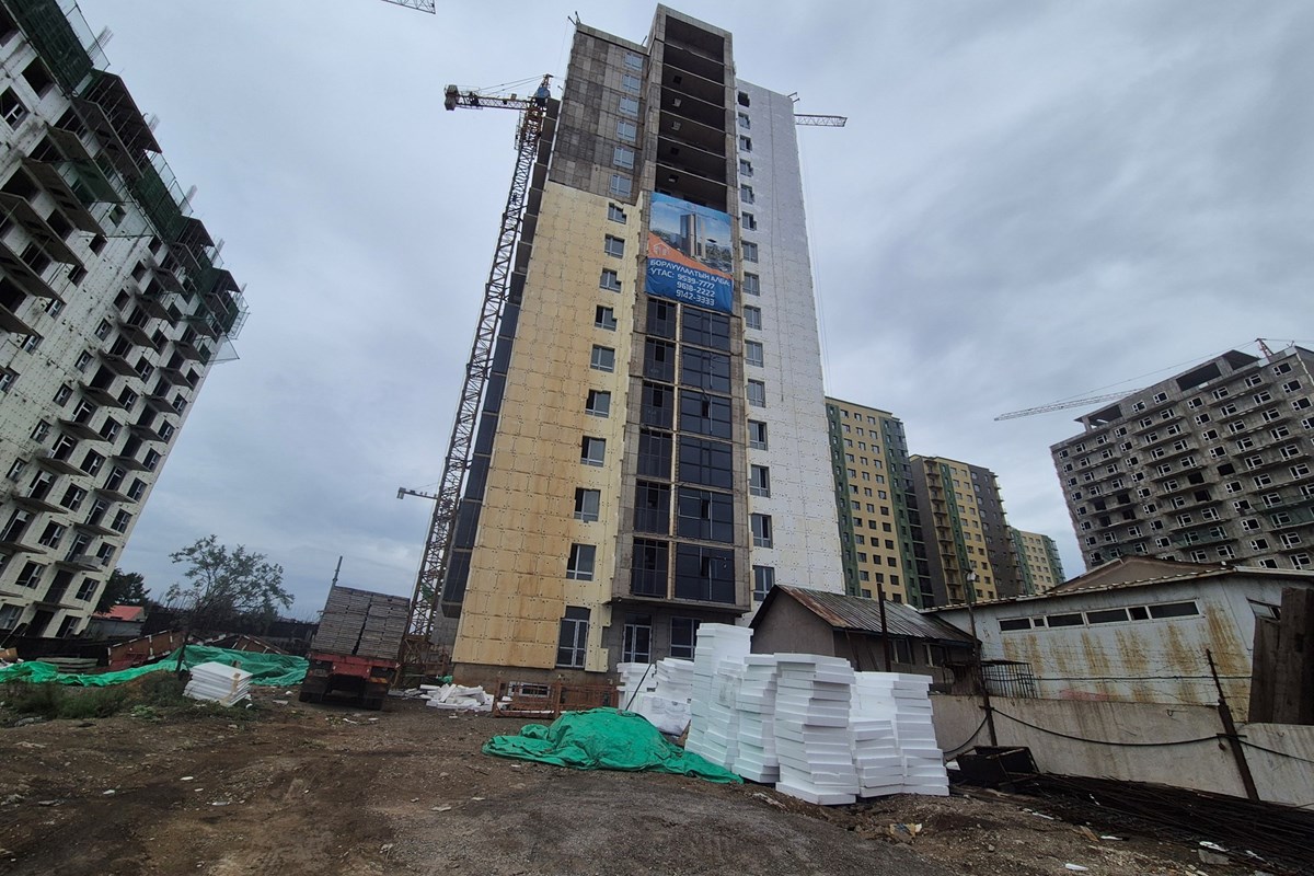 Хөх сувд хотхонд 3 өрөө байр зарна