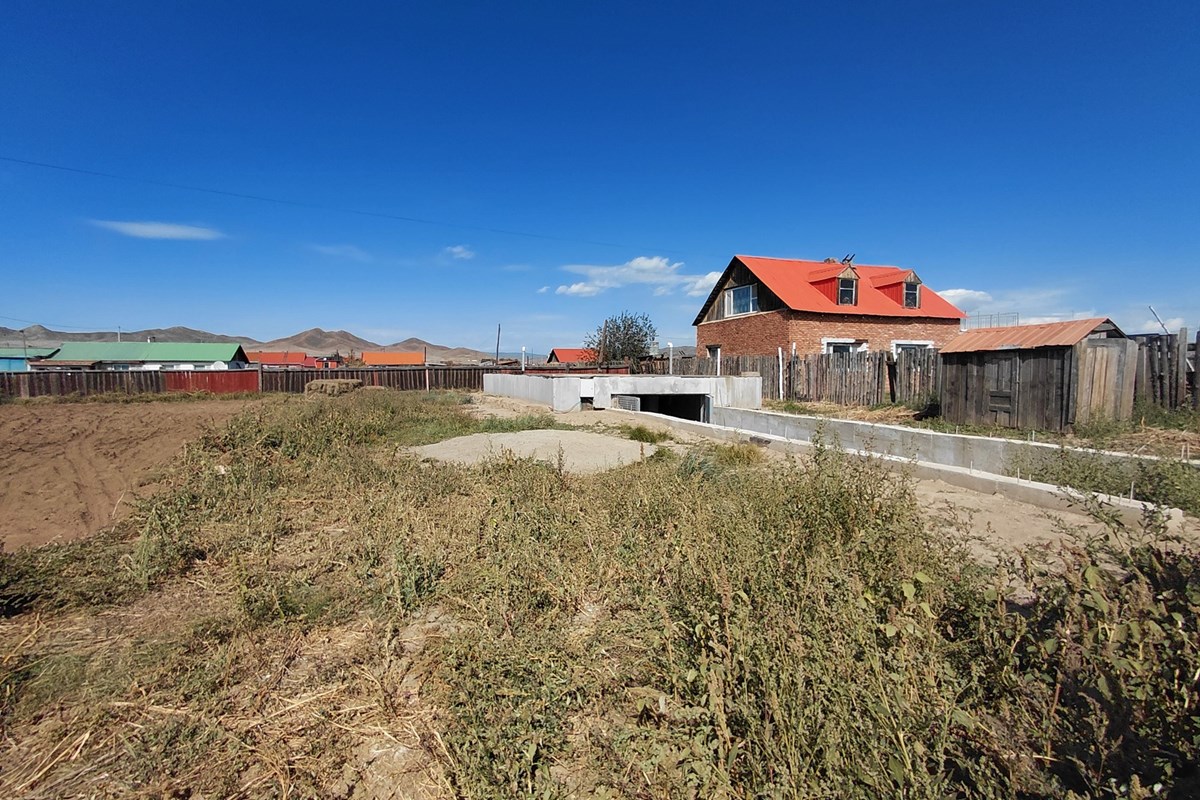 Зүүн хараад 100 тн зоорь, газрын хамт худалдана.