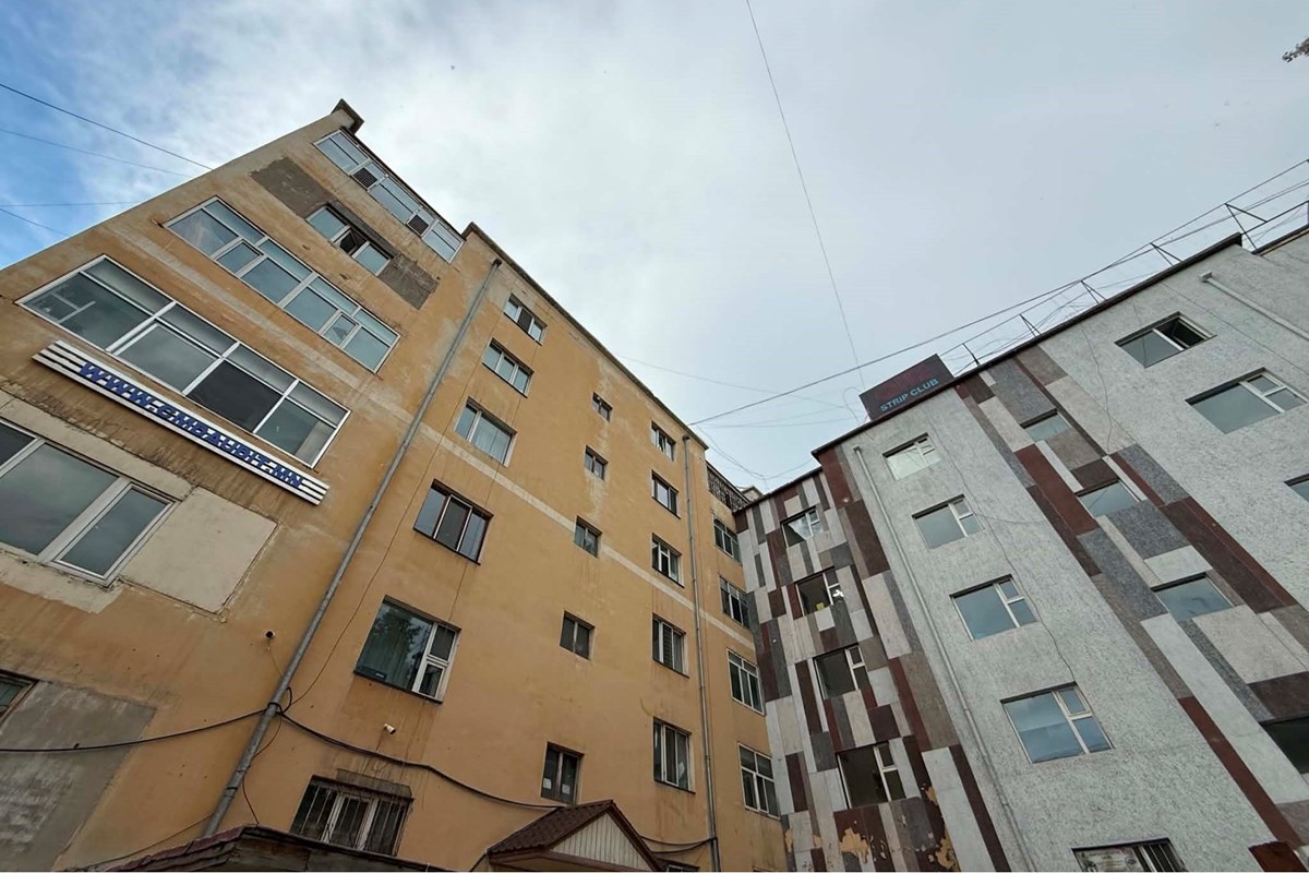 Хүнсний 1-р дэлгүүрийн ард 88мкв 3өрөө худалдана.