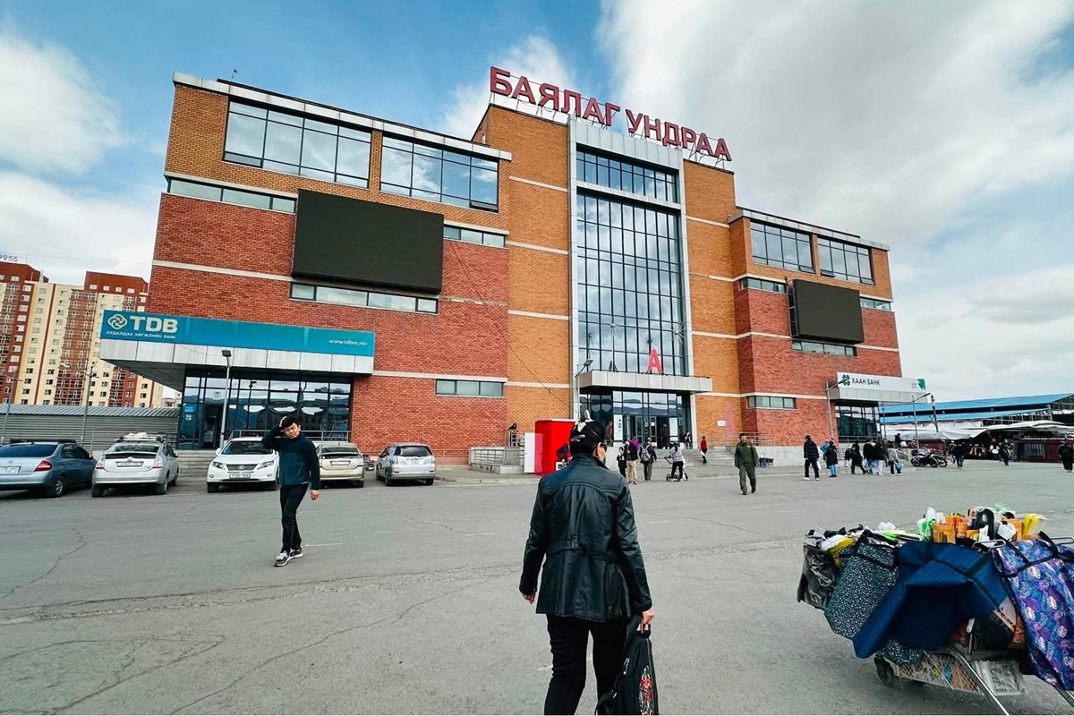 БЗД Баялаг Ундраа лангуу худалдана.