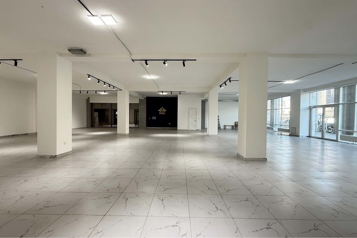 343m² retail space for sale — 12