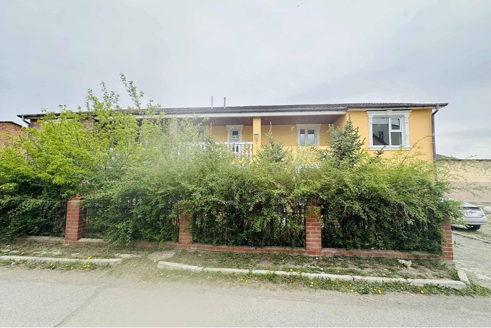 Төв аймгийн төв дээр 240м2 2 давхар хаус худалдана