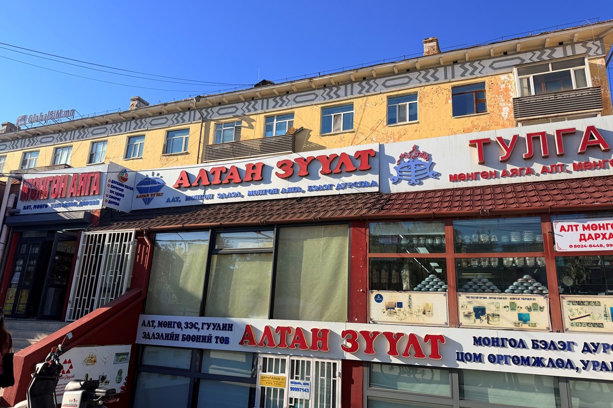 Хотын төвд 3 өрөө худалдана