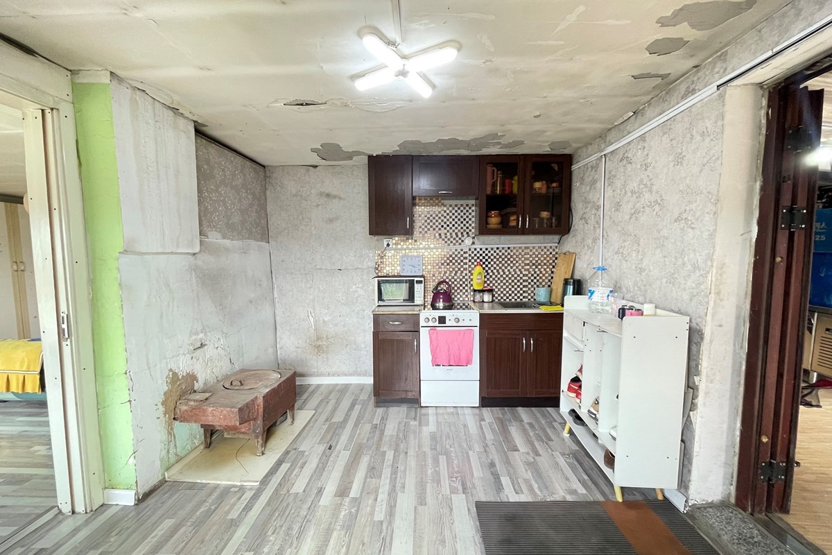 yard house for sale — 9