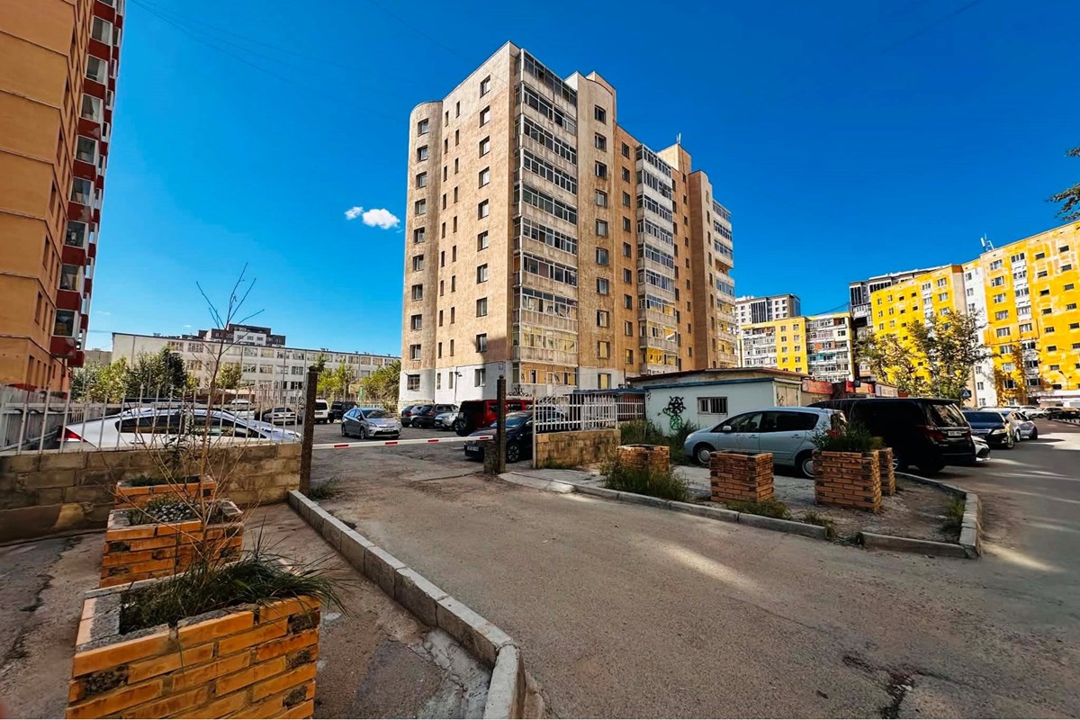 Төмөр зам 20-р сургуулийн хажууд 3 өрөө байр