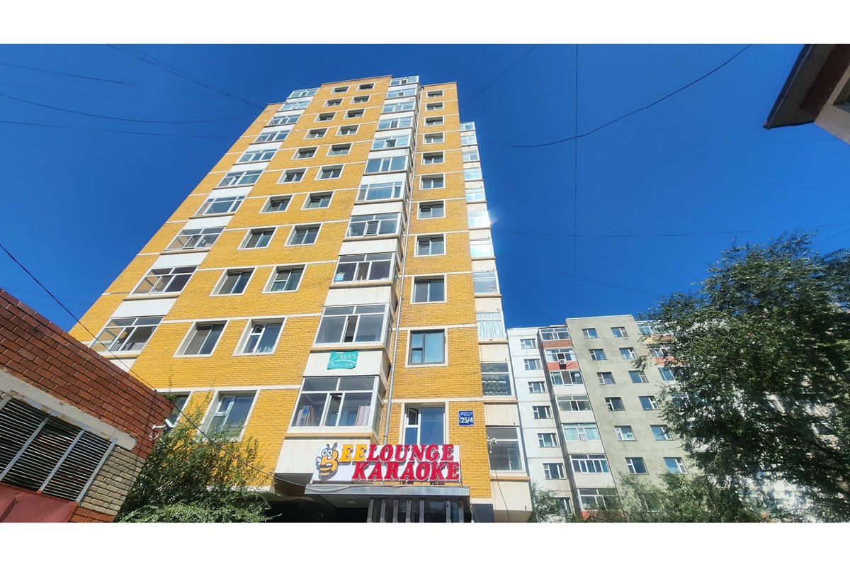 Хотын төвд 91 м.кв 3 өрөө хөлслүүлнэ