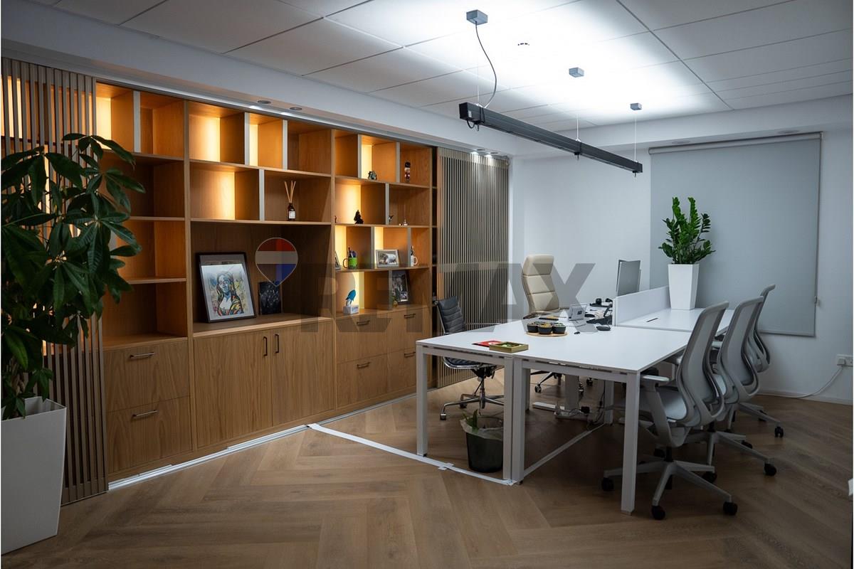 1,328m² Office in Mesa Geitonia - Meer
