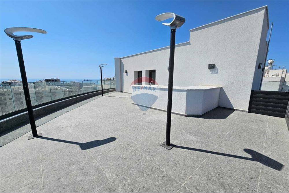 Office Building with Rental Income in St Nicholas - Więcej