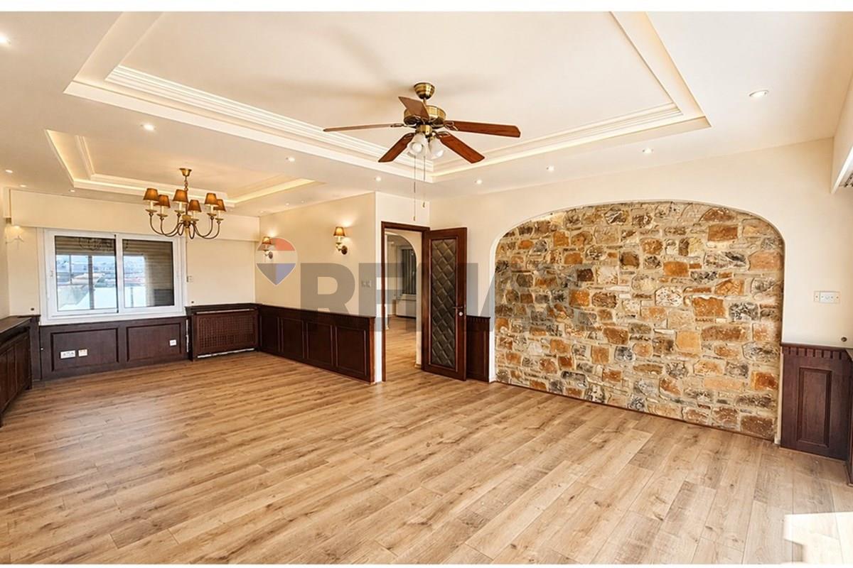 Seaview 250 m² Penthouse in Historic Center - View 3