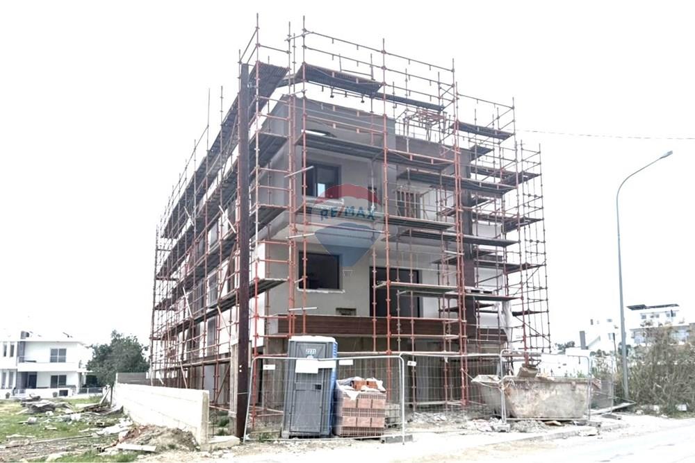 Luxury 2-Bedroom Penthouse in Livadia - Mehr
