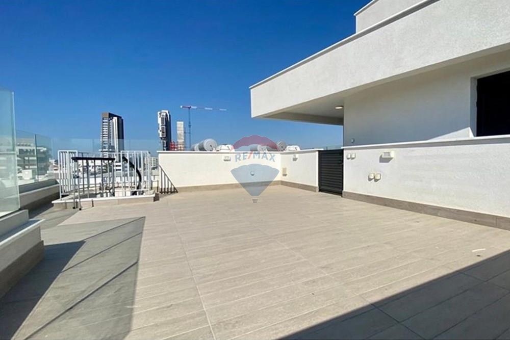 Seaview 2-Bedroom Penthouse in Potamos Germasoyia - Więcej