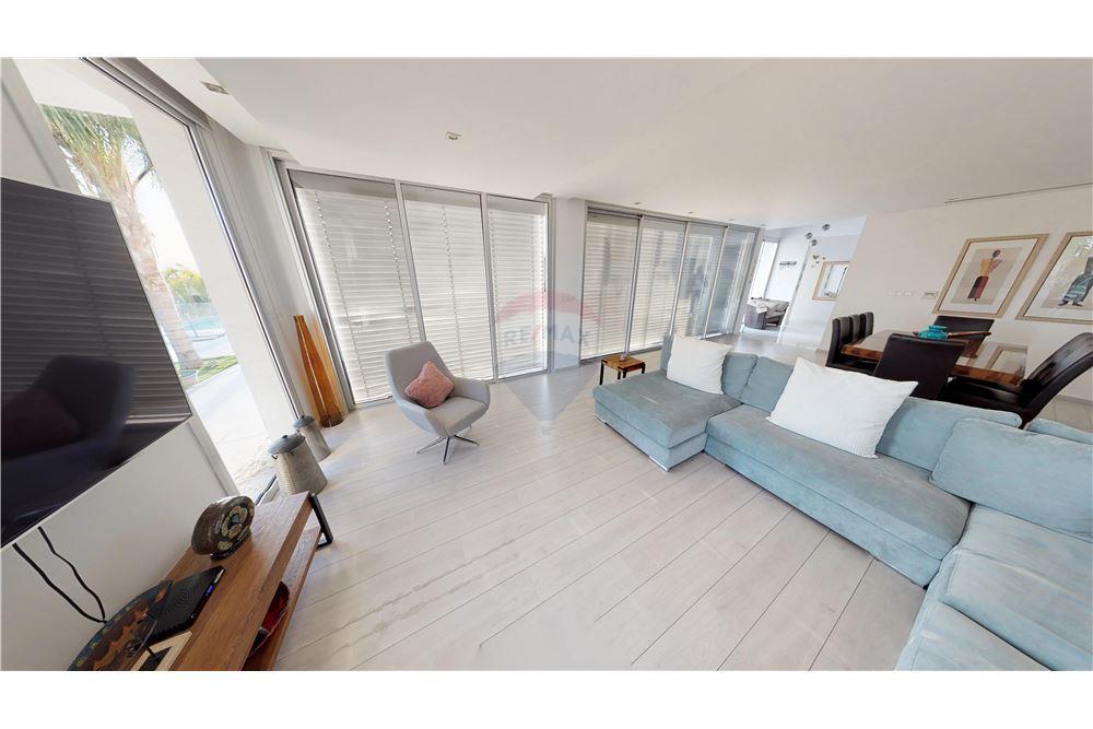 Exclusive 5 Bedroom Villa in Panthea - Fler