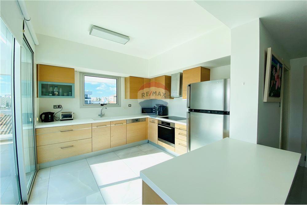 Modern 3-Bedroom Penthouse in Neapoli - Więcej