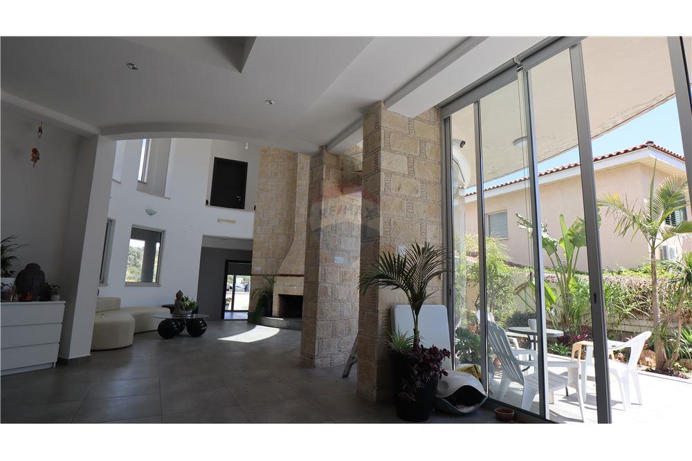 4-Bedroom Villa With Pool in Agios Athanasios – pohled 2