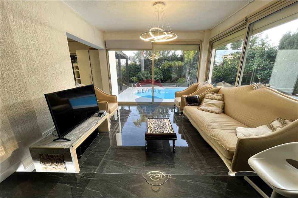 6-Bedroom Villa in Potamos Germasogias - Vista 4