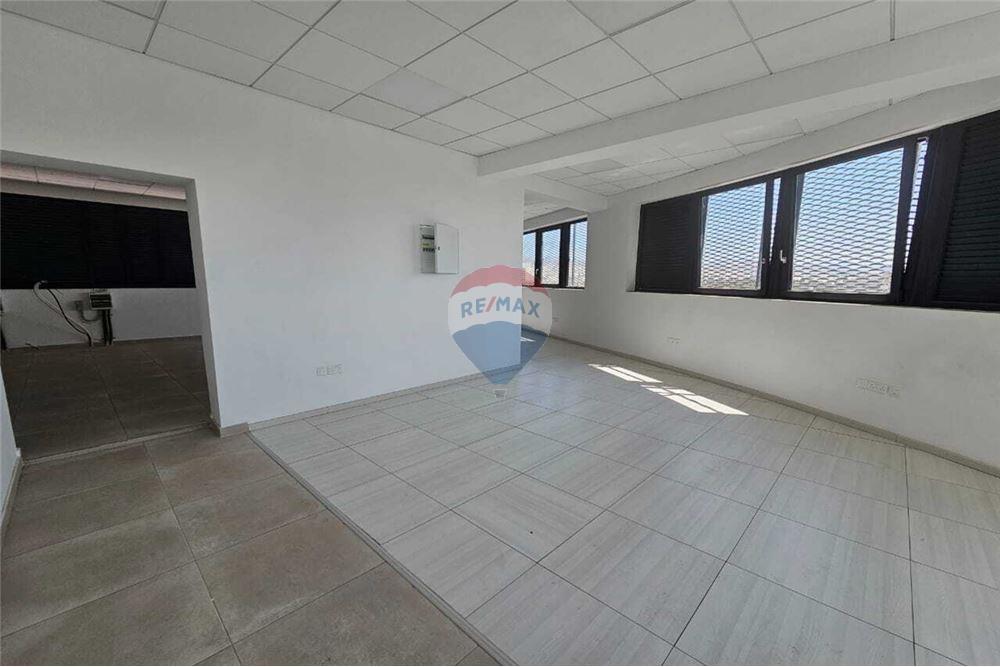 Office Building with Rental Income in St Nicholas - Widok 5