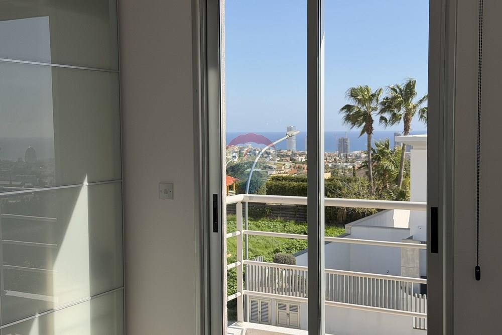 Seaview 4 Bedroom Villa in Germasoyia Hill - Vista 2