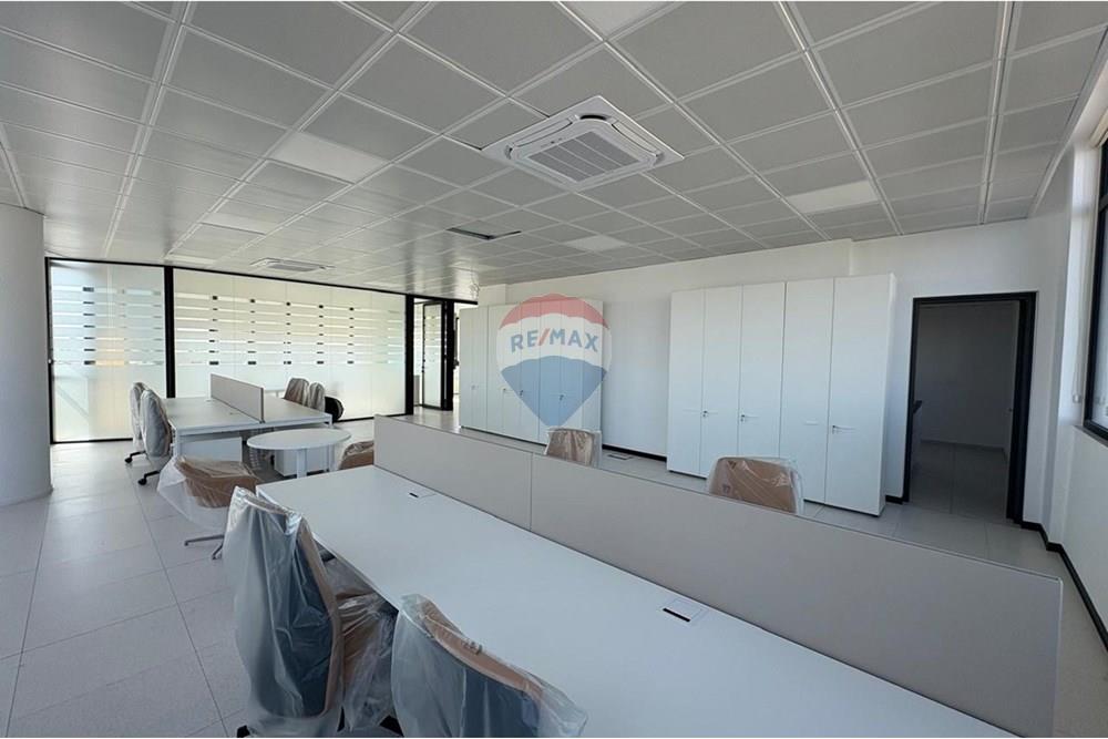 Office 221 m² for rent in Limassol - Omonia, Limassol