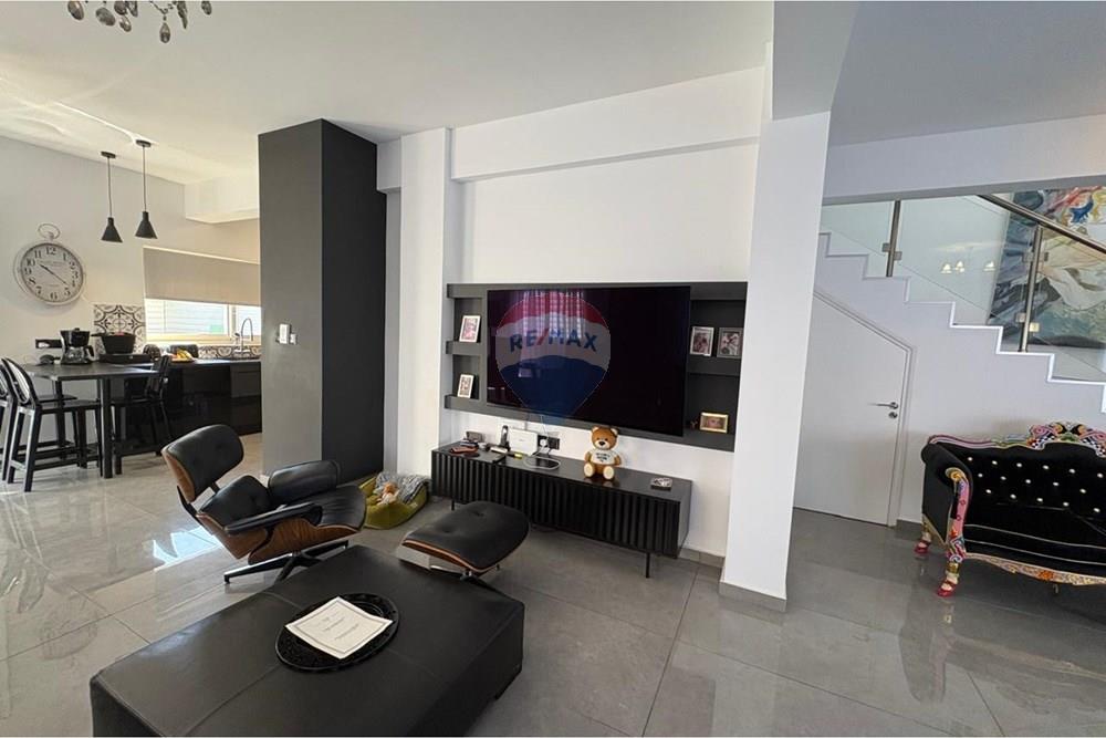4-Bedroom House with pool in Ekali - Fler