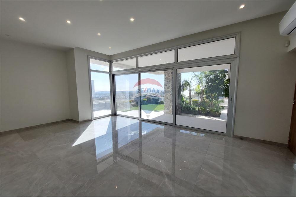 3-Bedroom House in Agia Fyla - Meer
