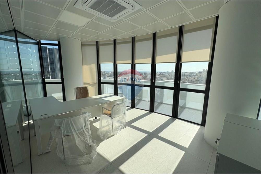 Office 221 m² for rent in Limassol - Omonia, Limassol