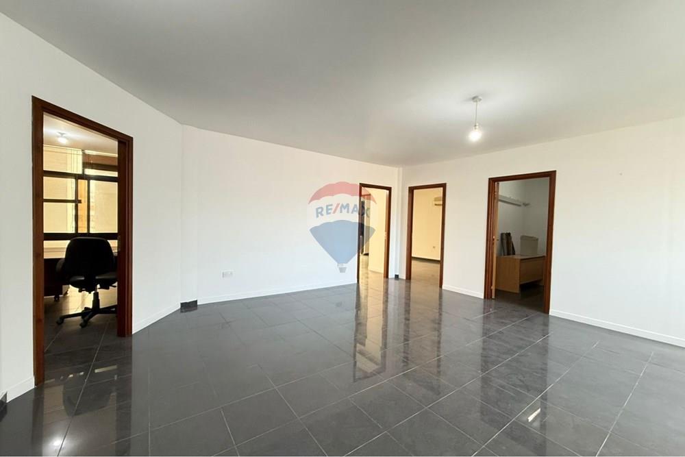 133m² Office in Agia Triada - Mehr