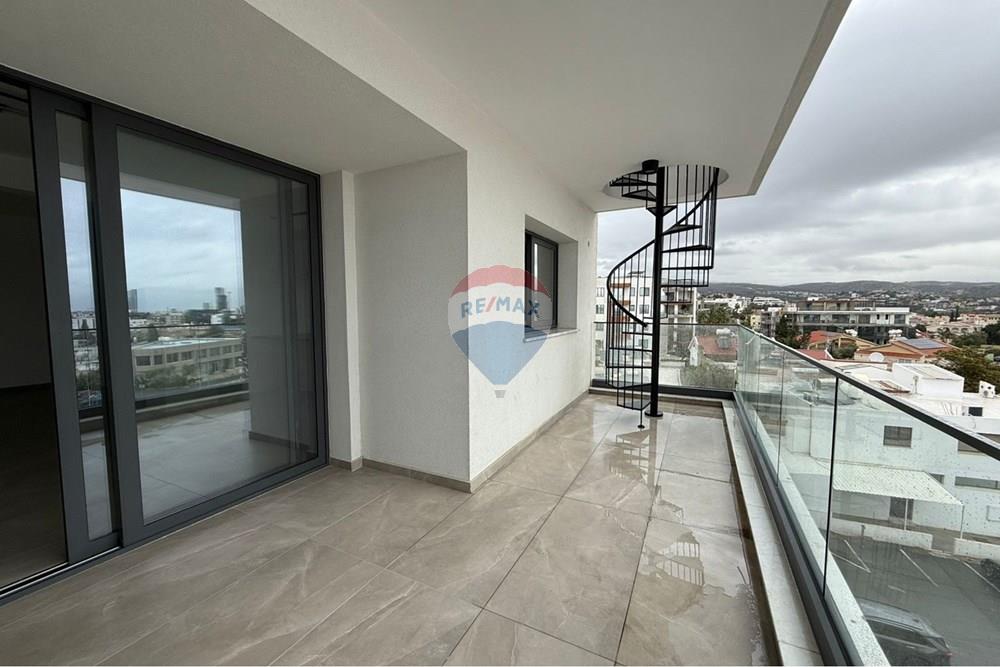 Seaview 3-Bedroom Penthouse in Germasogia - Widok 3