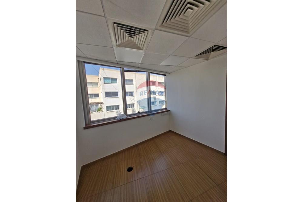 Office 460 m² for rent in Limassol - Agia Triada, Limassol